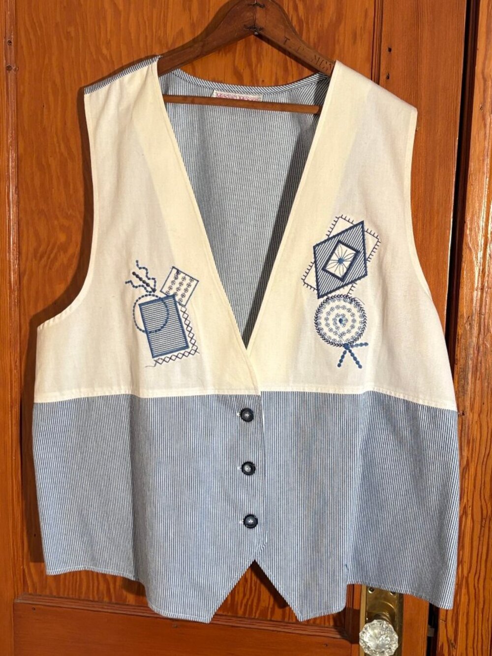Vintage Megan Moore Blue & White Striped Embroidered Vest Size, size about 2X